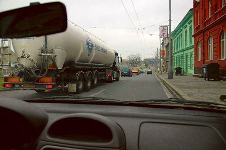 Plzeň. Cisterna předjela auto Blesku, jedoucí padesátkou