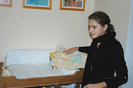 Kateřina (14) se musí rychle naučit pečovat o svého brášku