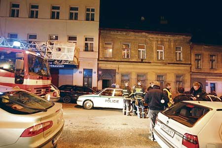 V tomto činžáku v Musílkově ulici se objevily praskliny na zdech