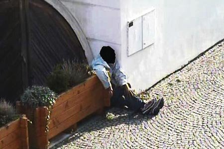Opilý mladík spadl a zůstal zaklíněný u zdi domu.