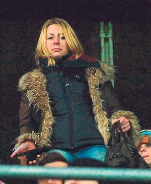 18.30: Sektor domácích fanoušků.
Asi by se divili, kdyby otočili hlavu... Dostat zbraň na stadion byla hračka!