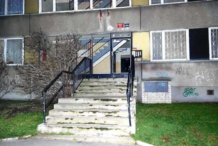 Pohled na dům z Novodvorské ulice v Praze 4, kde sebevrah bydlel