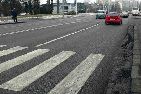 Přes tento přechod v Karviné dívky přecházely.