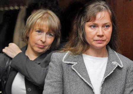 Kamila Velikovská obžalovaná z vraždy svého manžela přichází se svou obhájkyní Hanou Marvanovou (vlevo) do jednací síně Vrchního soudu v Olomouci.