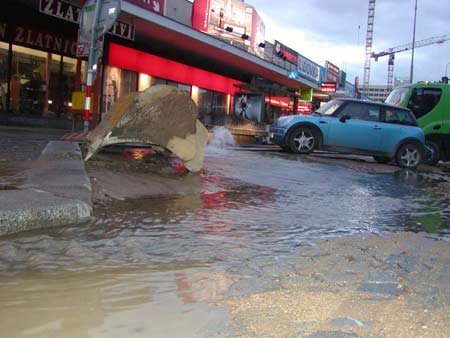Havárie vodovodní potrubí o průměru půl metru zatopila během chvilky ulici
