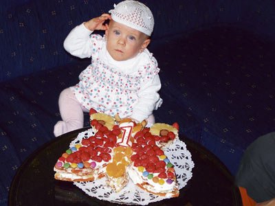 Adélka právě slaví 1. rok. Maminka jí upekla dort s jejími oblíbenými jahodami.
