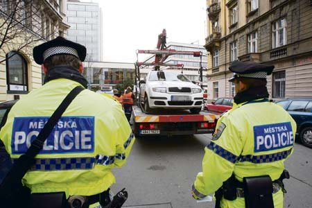 Každý cizí, kdo včera odpoledne parkoval v Šimáčkově ulici, měl smůlu. Auto mu nechali odtáhnout.