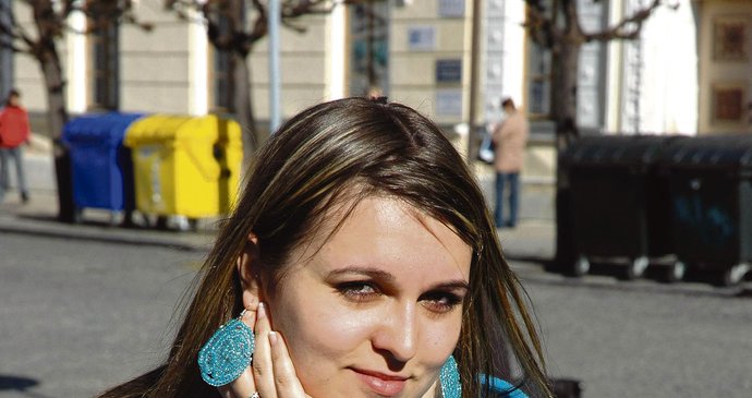 "Nejradši mám modrou barvu. Vždy se snažím sladit náušnice s oblečením," řekla Štěpánka Bodnárová (18) z Kestřan.