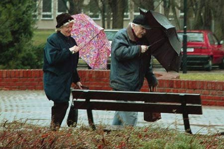 PARDUBICE: středa 14:30: Déšť s prudkým větrem dělaly včera v Pardubicích starosti hlavně starším lidem. Někteří se marně pokoušeli zvládnout své deštníky.