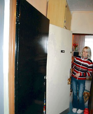 Hana Šafaříková (51) z Chomutova ukazuje dveře, které jí vykopli policisté