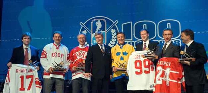 IIHF vyhlásila All Star tým století - zleva Alexander Charlamov (syn oceněného otce Valeruje), Vladislav Treťjak, Vjačeslav Fetisov, Börje Salming , Wayna Gretzkého zastupoval Kevin Lowe a Sergeje Makarov jeho spoluhráč Igor Larionov.