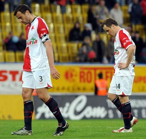 Zklamaní hráči pražské Slavie Erich Brabec a Zdeněk Šenkeřík (vpravo).