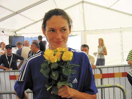 Trojskokanka Šárka Kašpárková při svém posledním pokusu na velké soutěži v kariéře. Na rozloučenou pak dostala kytici růží.
