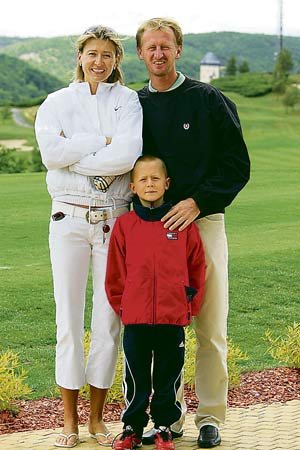 Regina a Petr Kordovi se synem Sebastianem strávili včerejší den v Golf Resortu na Karlštejně, Nelly válčila na hřišti.