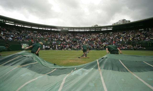Zatahování centrálního kurtu ve Wimbledonu.