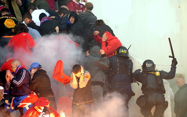 Policie řeší nepokoje v hledišti.