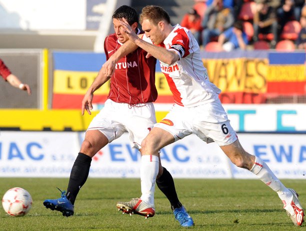 Miroslav Slepička (vlevo) a Martin Latka v souboji o míč.