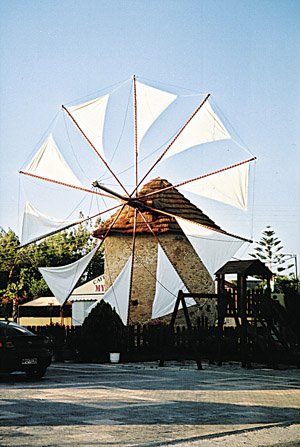 Ačkoli se to nezdá, atrakcí Kréty jsou i větrné mlýny, které se používají k přečerpávání vody. Tento však byl nevšední restaurací…
