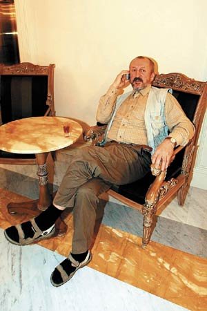 Oldřich Navrátil se kvůli plochým nohám vykašlal na bonton a do nóbl hotelu Carlo IV Boscolo přišel v sandálech