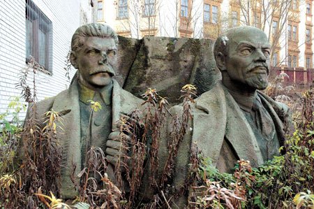 Zbytky děsivého monstrózního sousoší Stalina a Lenina zarůstají travou v proluce u Muzea umění v Olomouci