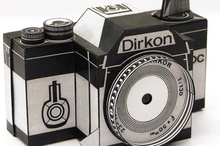 Fotoaparát Dirkon není obyčejný papírový model, ale skutečně funkční, i když jednoduchý fotografický přístroj