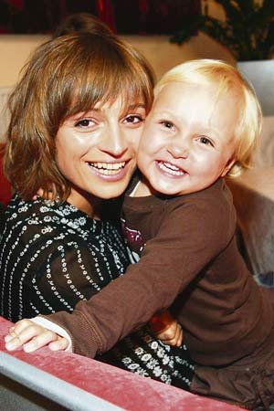 Malá Sofie s maminkou, jejíž radost ze života očividně nepokazily ani nedávné bouřlivé soudy, které o její  opatrovnictví vedli rodiče  Ivana Jirešová a Ondřej Höppner.