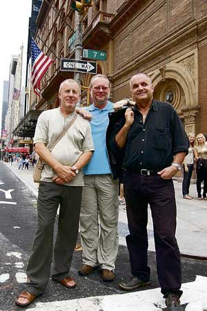 Jano Baláž (vlevo), Vašo Patejdl a Jožo Ráž před newyorskou koncertní síní Carnegie Hall, v níž vystoupili minulý pátek