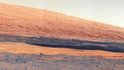 Impozantní fotografie zachycují spodní části pět kilometrů vysoké hory zdvihající se z Galeova kráteru na jižní polokouli Marsu poblíž rovníku, kde Curiosity přistála 6. srpna. Vědci odhadují, že Curiosity bude trvat asi rok, než se fyzicky dostane na úpatí hory, která je asi deset kilometrů od místa přistání. (Foto ČTK)