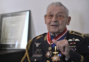 Ve 101 letech zemřel v pátek brzy ráno válečný veterán Imrich Gablech. Patřil mezi poslední žijící československé piloty, kteří za druhé světové války sloužili v britském letectvu.