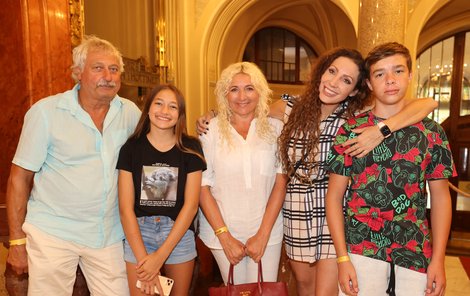 Vernisáž výstavy iMucha v pražském Obecním domě - Olga Lounová s rodinou