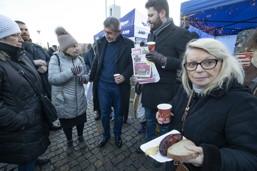 Andrej Babiš v elegantním casual outfitu.