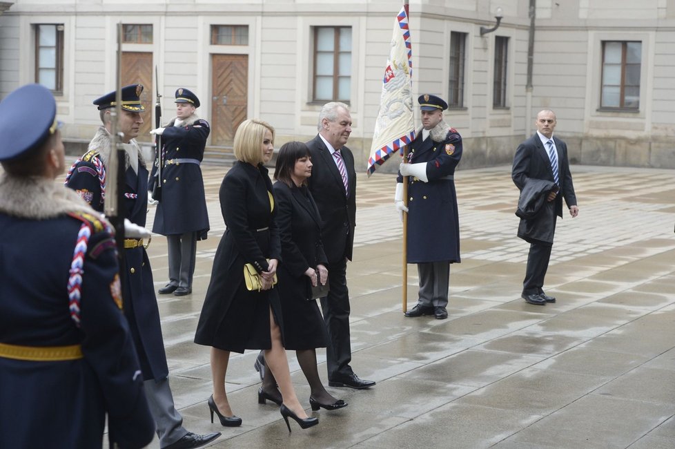 Ivana Zemanová na inauguraci oblékla nenápadně elegantní svrchník v pánském stylu v klasické délce pod kolena. Doplnila jej kultivovaným psaníčkem a na nohy obula decentní lakové lodičky na nízkém podpatku. Bohužel tsunami černé včetně punčoch na pochvalu nebyla. Naopak doteky žluté jsou v případě dcery Kateřiny sympatické.