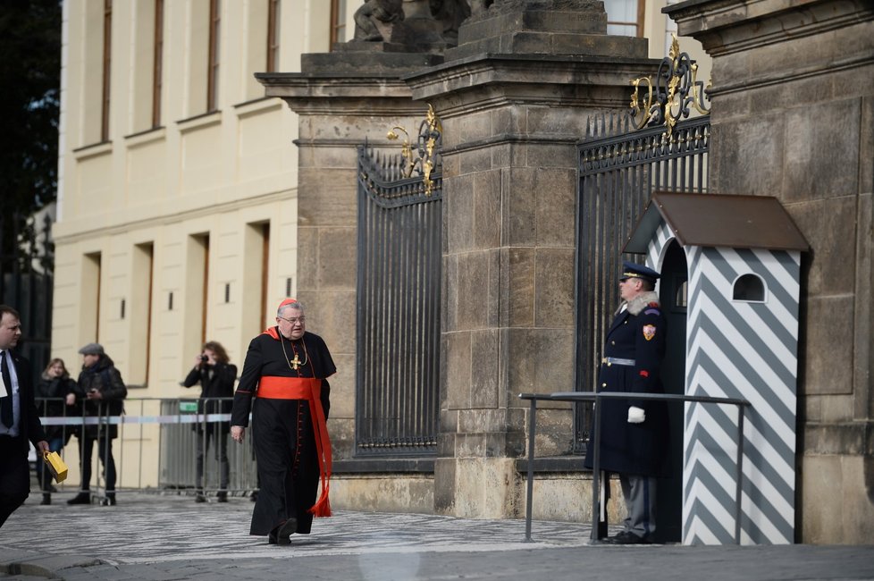 Dominik Duka přijíždí na inauguraci na inauguraci Miloše Zemana (8. 3. 2018).