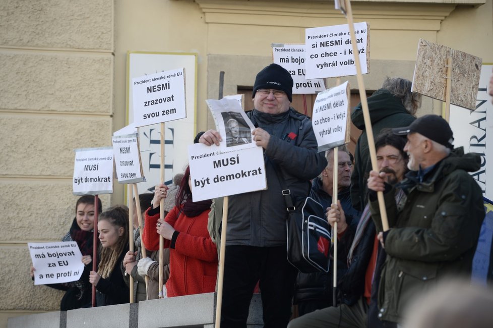 Protesty během inaugurace Miloše Zemana na Pražském hradě (8. 3. 2018)