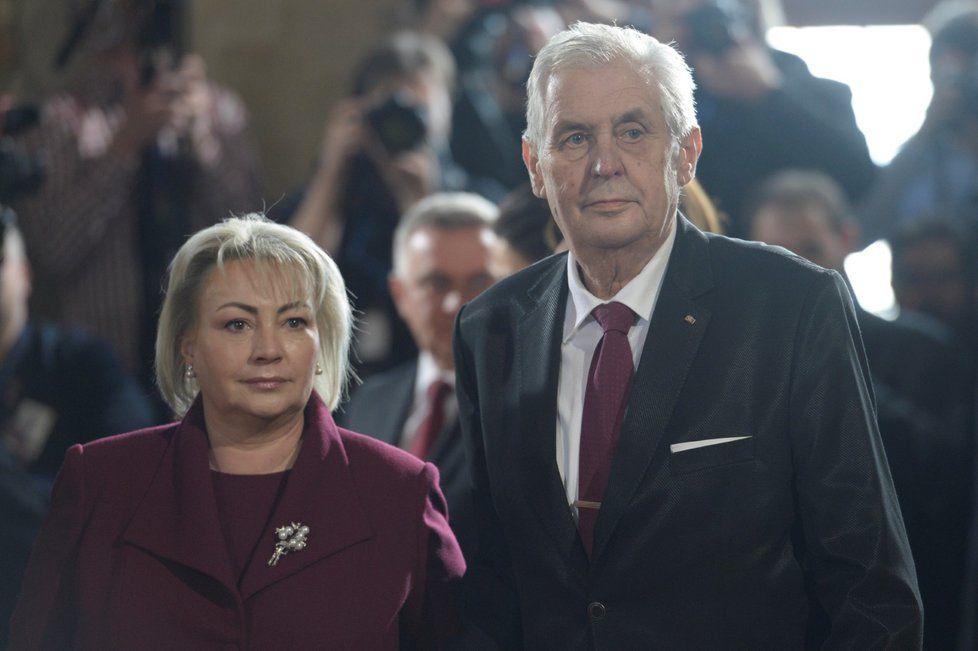 Miloš Zeman s manželkou opouští po inauguraci sál.