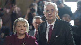 Miloš Zeman s manželkou opouští po inauguraci sál.