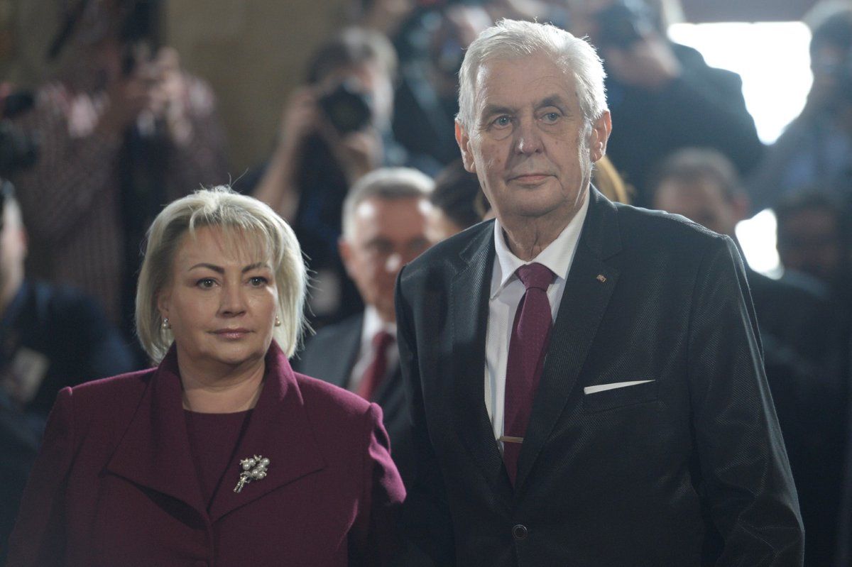 Miloš Zeman s manželkou opouští po inauguraci sál