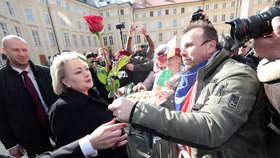 Ivana Zemanová rozdává před inaugurací Miloše Zemana čekajícím lidem koláčky (8. 3. 2018).