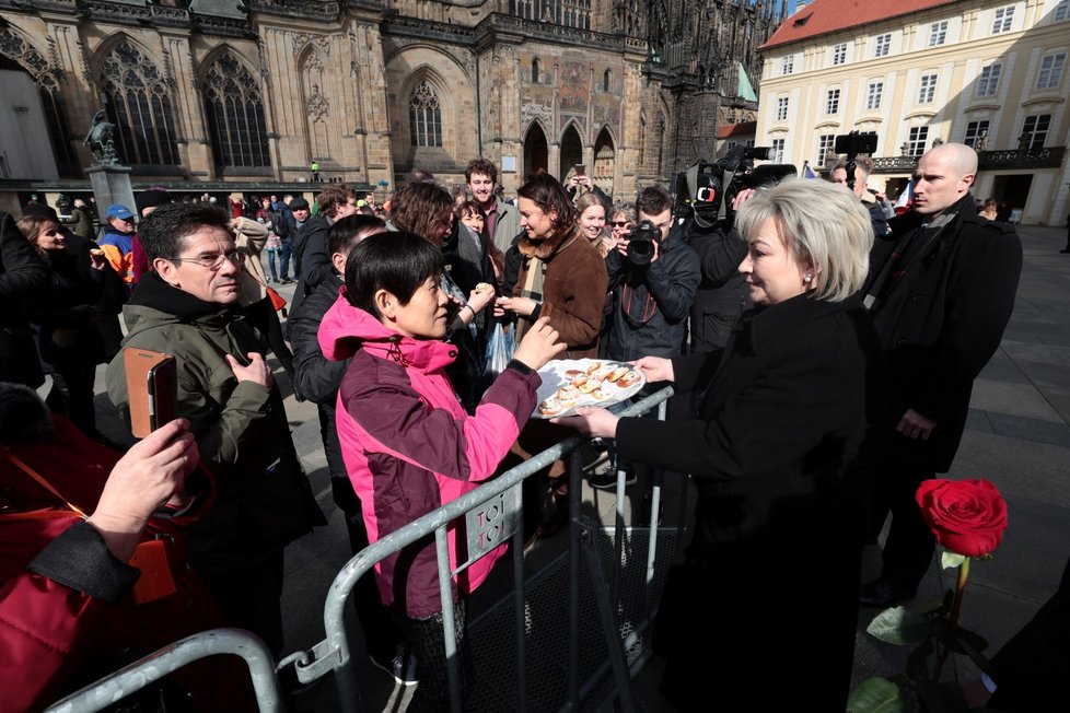 Ivana Zemanová rozdává před inaugurací Miloše Zemana čekajícím lidem koláčky (8. 3. 2018)