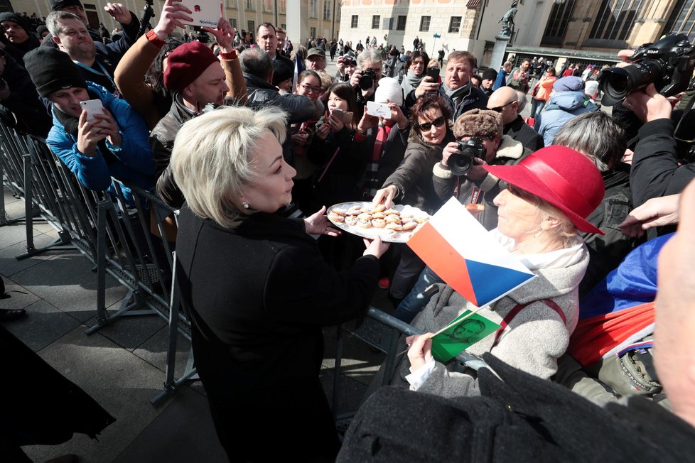 Ivana Zemanová rozdává před inaugurací Miloše Zemana čekajícím lidem koláčky (8. 3. 2018)