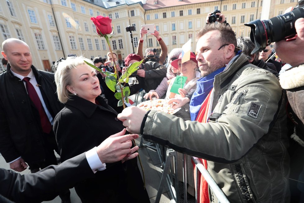 Ivana Zemanová rozdává před inaugurací Miloše Zemana čekajícím lidem koláčky (8. 3. 2018).