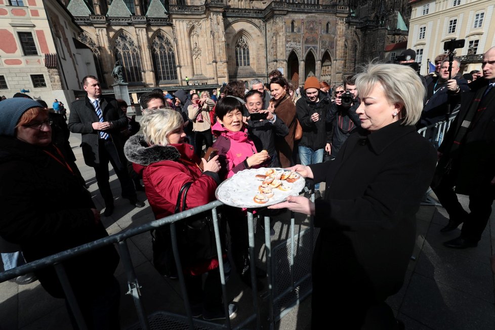 Ivana Zemanová rozdává před inaugurací Miloše Zemana čekajícím lidem koláčky (8. 3. 2018)