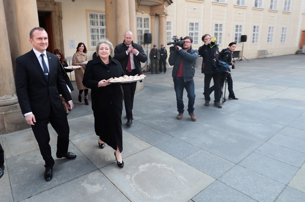 Ivana Zemanová rozdává před inaugurací Miloše Zemana čekajícím lidem koláčky (8. 3. 2018)