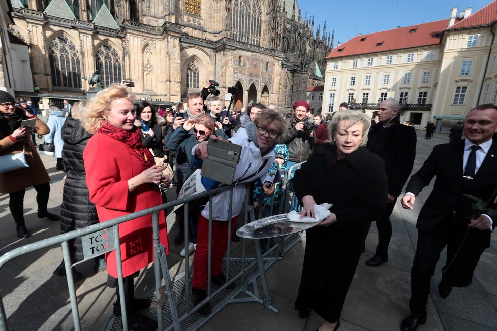 Ivana Zemanová rozdává před inaugurací Miloše Zemana čekajícím lidem koláčky (8. 3. 2018)