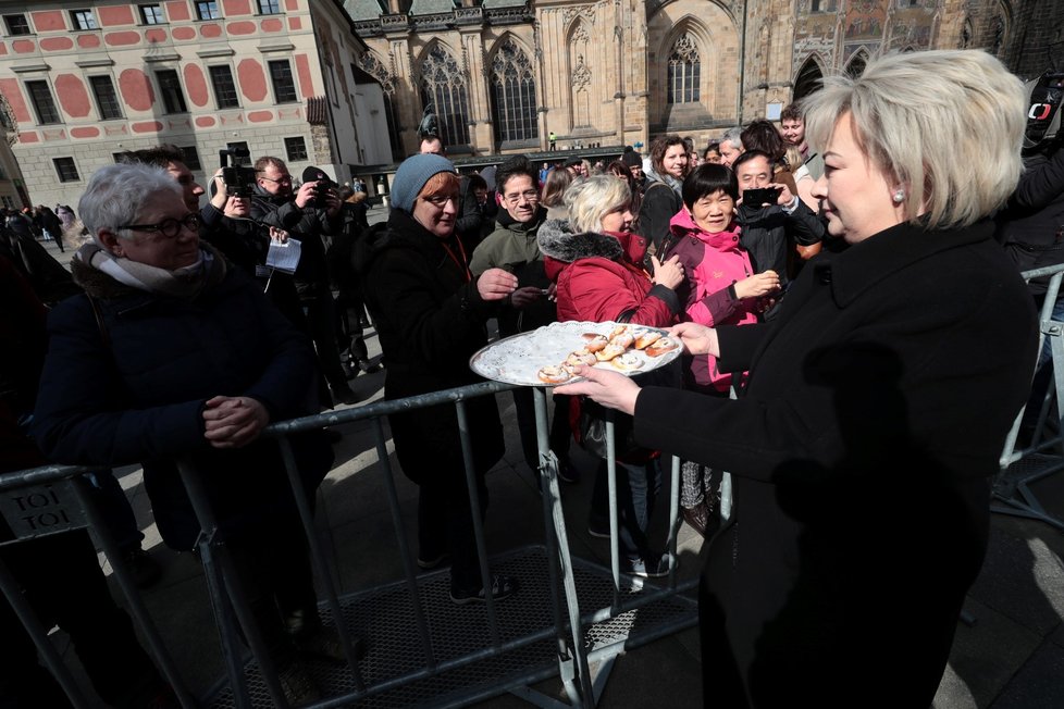 Ivana Zemanová rozdává před inaugurací Miloše Zemana čekajícím lidem koláčky (8. 3. 2018)