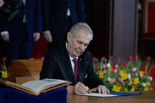 Zeman udělí státní vyznamenání apoštolskému nunciovi Leanzovi