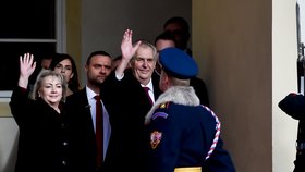 Prezident s manželkou po inauguraci zdraví své příznivce (8. 3. 2018).