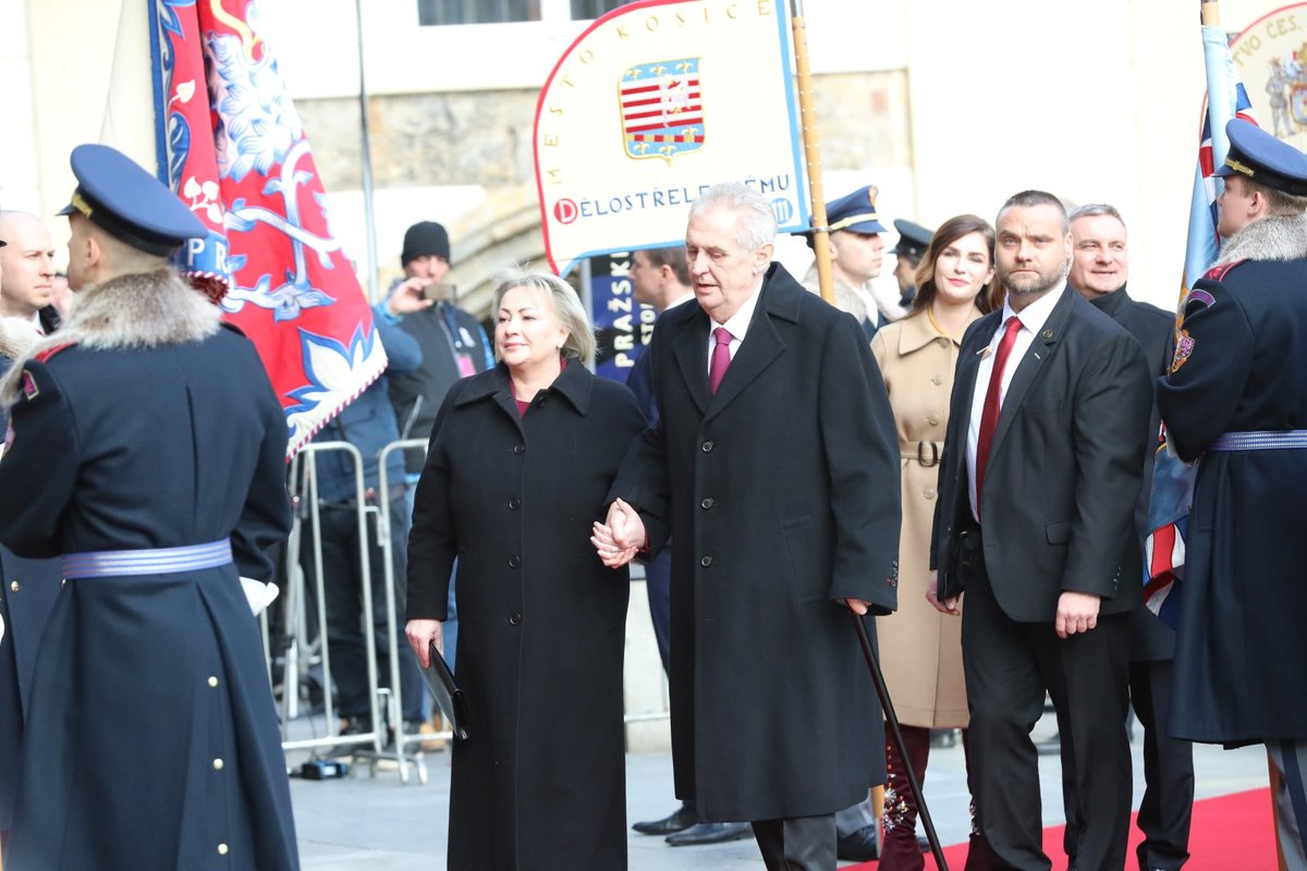 Miloš Zeman se po inauguraci odebírá do katedrály svatého Víta (8. 3. 2018)