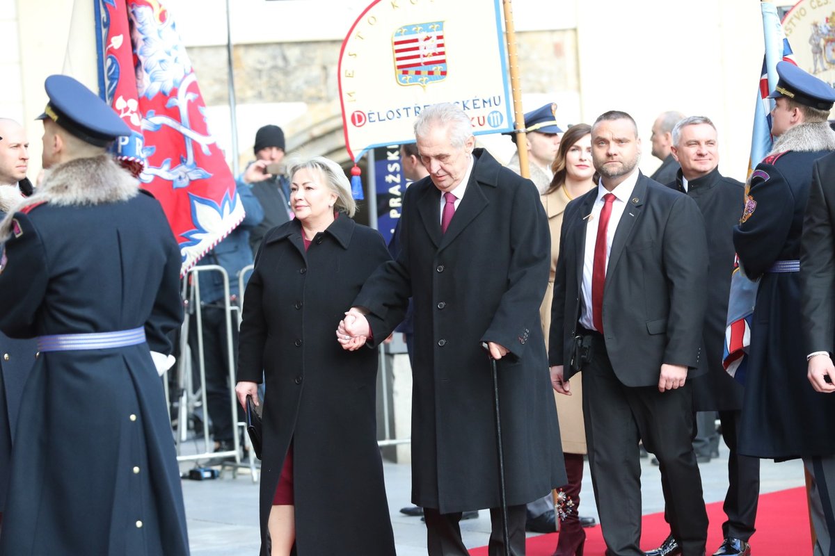 Miloš Zeman se po inauguraci odebírá do katedrály svatého Víta (8. 3. 2018)