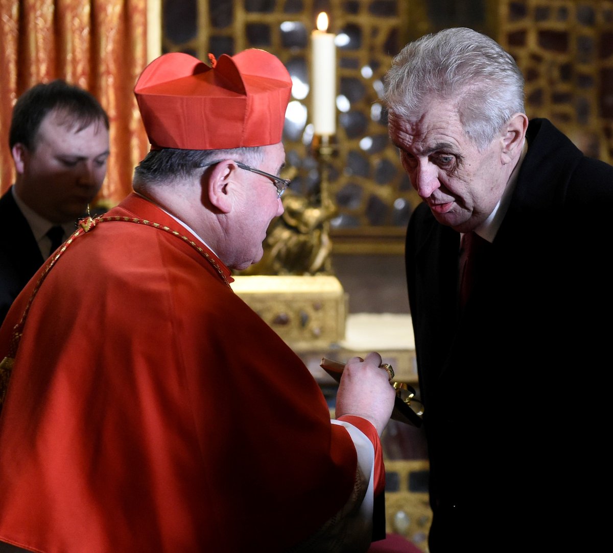 Prezident republiky Miloš Zeman  v doprovodu manželky Ivany  a dcery Kateřiny uctil památku svatého Václava v kapli svatého Václava v katedrále svatého Víta po své druhé inauguraci do úřadu prezidenta. Na snímku  je pražský arcibiskup a kardinál Dominik Duka.